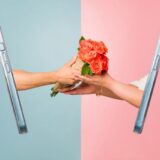 携帯から出る男女の手