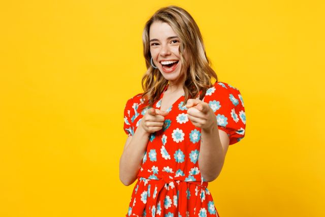 こちらを指さす女性