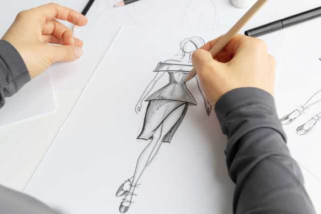 ドレスのデザイン画を描く人