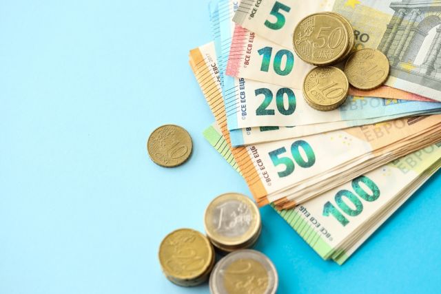 たくさん置いてある札とコイン