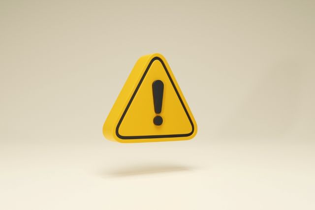 浮かんでいる黄色い注意マーク