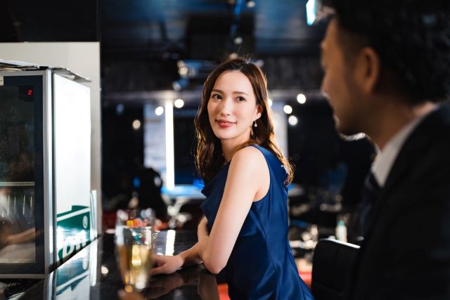 バーカウンターで見つめ合う男女