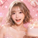 シャンパングラスと誕生日ケーキを持っている若い女性