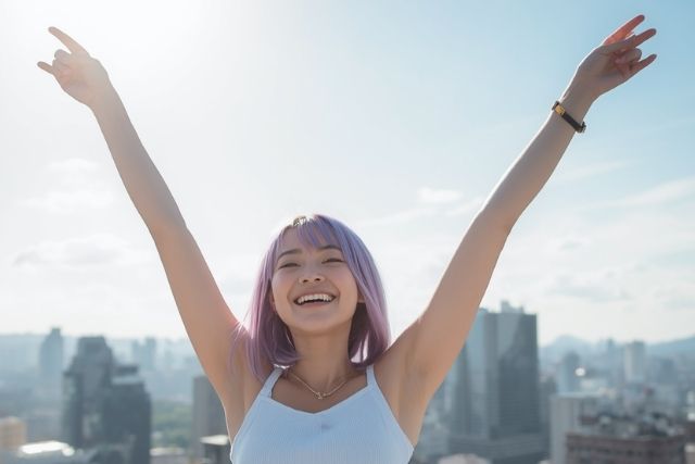わーいと盛り上がるパープル色の髪の毛をした若い女性