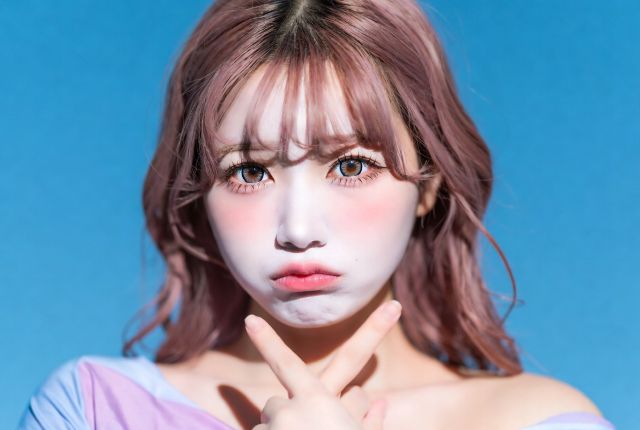 顔の前でバツサインを作る女性