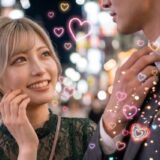 夜の繁華街でデートする男女。女性は顔に手を当てている