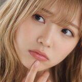口に指を当てて不安そうな表情の女性