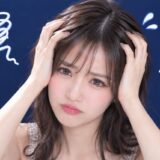 頭を抱える女性