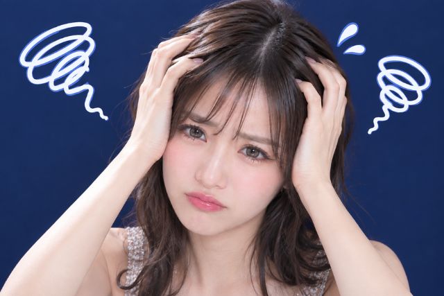 頭を抱える女性