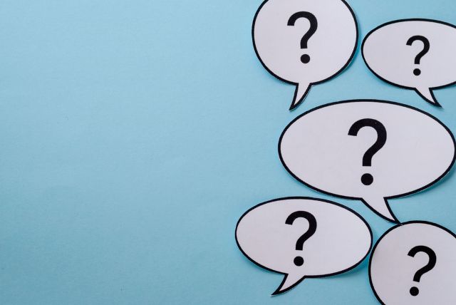 5つの吹き出しにかかれたハテナマーク