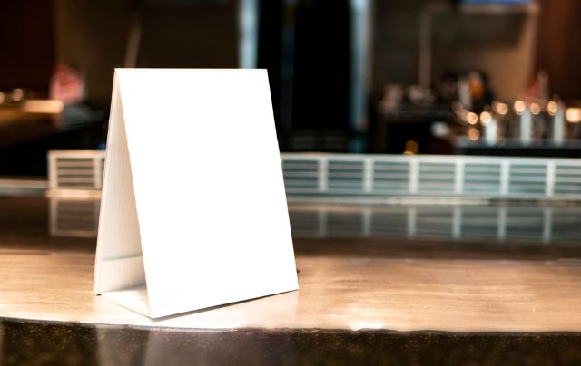 カウンターに置かれたメニュー表