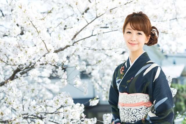 満開の桜と和服を着た女性