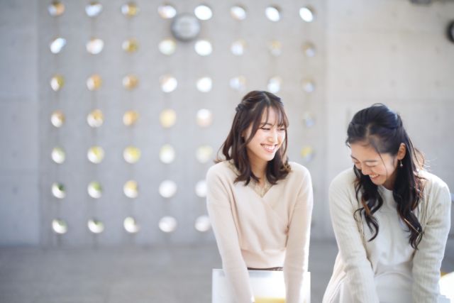 笑顔で歩く女子大生