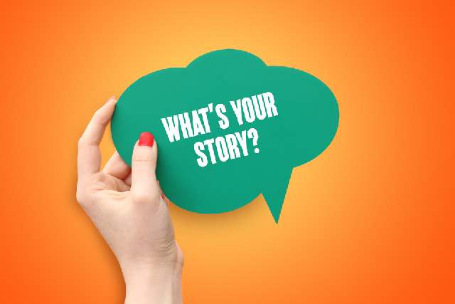 「what's your story」と書いてある吹き出しと手