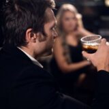 スナックに一人で来るお客さんは多い？ホステスのOK対応やNG対応まとめ