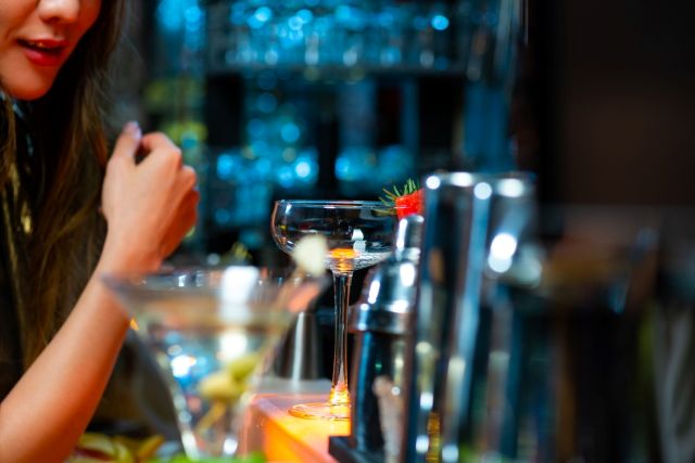 バーでお酒を飲む女性