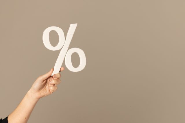 パーセントを持つ女性の手