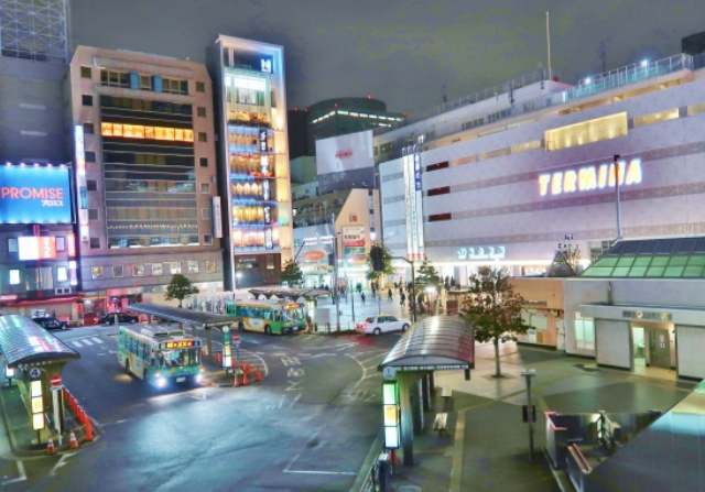 夜の錦糸町の駅前